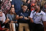 Calon Wakil Presiden nomor urut 02 Sandiaga Salahudin Uno (tengah) mencoba merangkai bulu ayam menjadi kok saat mengunjungi sentra kerajinan kok di Desa Semengko, Nganjuk, Jawa Timur, Kamis (7/2/2019). Sandiaga Uno menemui sejumlah perajin guna menyerap aspirasi sekaligus mendorong perkembangan ekonomi kerakyatan. Antara Jatim/Prasetia Fauzani/ZK.