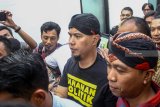 Terdakwa Kasus Dugaan pencemaran nama baik Ahmad Dhani (tengah) mengikuti sidang dakwaan di Pengadilan Negeri Surabaya, Jawa Timur, Kamis (7/2/2019). Dhani ditetapkan menjadi tersangka atas dugaan pencemaran nama baik dengan mengatakan 