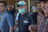 Petugas Kejaksaan Tinggi Lampung menggiring buronan kasus korupsi APBD Lampung Timur, Sugiarto Wiharjo alias Alay (tengah) saat dipindahkan dari Kantor Kejaksaan Tinggi Bali, Denpasar, Bali, Kamis (7/2/2019). Terpidana 18 tahun penjara kasus korupsi senilai Rp108 miliar tersebut diterbangkan ke Jakarta untuk menjalani proses hukumnya. ANTARA FOTO/Nyoman Hendra Wibowo/nym