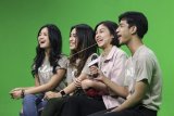 Artis pemeran film Dilan 1991, Vanesha Prescilla (kedua kanan), Andryos Aryanto (kanan), Zulfa Maharani (kedua kiri) dan Yoriko Angeline (kiri) menjawab pertanyaan wartawan Antara saat melakukan kunjungan media ke Kantor Berita Antara di Gedung Wisma Antara, Jakarta, Rabu (6/2/2019). Kunjungan tersebut dalam rangka promosi film Dilan 1991 yang akan tayang secara serentak di bioskop pada 28 Februari mendatang.