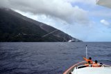 Puncak gunung api Karangetang terpantau dari laut bagian barat Pulau Siau, Kabupaten Kepulauan Sitaro, Sulawesi Utara, Kamis (7/2/2019). Gunung tersebut masih mengeluarkan kepulan asap putih serta muntahan material vulkanik berupa lahar, batuan serta pasir sejauh 3.500 meter dan telah mencapai garis pantai. (ANTARA FOTO)