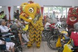 Sejumlah manula menyaksikan atraksi barongsai di Panti Wreda Salam Sejahtera, Kota Bogor, Jawa Barat, Kamis (7/2/2019). Atraksi barongsai yang merupakan rangkaian kegiatan Cap Go Meh Bogor Street Festival 2019 tersebut selain untuk bakti sosial sekaligus memberikan hiburan dan berbagi kasih sayang kepada para penghuni panti jompo. ANTARA JABAR/Arif Firmansyah/agr