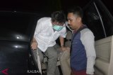 Tersangka kasus korupsi alat kesehatan (alkes) Hari Liewarnata alias Apin (kedua kanan) digiring petugas saat tiba di Lapas Klas IIA Pontianak di Kabupaten Kubu Raya, Kalimantan Barat, Rabu (6/2/2019). Hari Liewarnata yang masuk dalam Daftar Pencarian Orang (DPO) terkait kasus korupsi alkes RSUD Sanggau tahun 2014 tersebut ditangkap Tim Eksekusi Kejari Sanggau dan Adhyaksa Monitoring Center (AMC) Kejaksaan Agung di kediamannya di Grogol Jakarta Barat pada Rabu (6/2/2019) siang. ANTARA FOTO/Jessica Helena Wuysang.