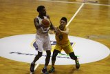 Pebasket Satya Wacana Salatiga, Adriano Andre (kanan) berusaha merebut bola dari tangan pebasket Prawira Bandung, Griffin Brachon Lanalt (kiri) dalam pertandingan Indonesian Basketball League (IBL) Pertamax Seri VII di GOR Bimasakti, Malang, Jawa Timur, Jumat (8/2/2019). Satya Wacana dikalahkan Prawira Bandung dengan skor akhir 69-77.  Antara Jatim/Ari Bowo Sucipto/ZK.