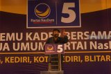 Ketua Umum DPP Partai Nasional Demokrat Surya Paloh melakukan orasi politik di hadapan kadernya di Tulungagung, Jawa Timur, Senin (8/2). Dalam kampanye politiknya, Surya Paloh menginstruksikan seluruh caleg dan kader partainya di daerah untuk memenangkan pasangan Joko Widodo - Makruf Amin dalam Pemilihan Presiden 2019 serta menghantarkan Partai Nasdem sebagai parpol terbesar ketiga secara nasional. Antara Jatim/Destyan Sujarwoko/ZK.