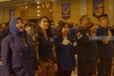 Artis Venna Melinda (kedua kiri) bersama sejumlah caleg dan pengurus Partai Nasional Demokrat mendengarkan orasi politik Ketua Umum DPP Partai Nasdem Surya Paloh di Tulungagung, Jawa Timur, Senin (8/2). Dalam kampanye politiknya, Surya Paloh menginstruksikan seluruh caleg dan kader partainya di daerah untuk memenangkan pasangan Joko Widodo - Makruf Amin dalam Pemilihan Presiden 2019 serta menghantarkan Partai Nasdem sebagai parpol terbesar ketiga secara nasional. Antara Jatim/Destyan Sujarwoko/ZK.