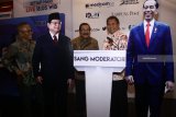 Menteri Komunikasi dan Informatika (Menkominfo), Rudiantara (kanan) Gubernur Jatim Soekarwo (tengah) Ketua Umum Persatuan Wartawan Indonesia (PWI) Pusat Atal S Depari (kiri) mengunjungi stand seusai membuka pameran karya pers dan teknologi informasi di Grand City Mall Surabaya, Jawa Timur, Kamis (7/2/2019). Pameran ini merupakan rangkaian kegiatan peringatan Hari Pers Nasional (HPN) 2019 yang bertujuan untuk memberikan informasi kepada masyarakat bahwa para wartawan punya standarisasi mutu dalam berkarya. Antara Jatim/Umarul Faruq/ZK.