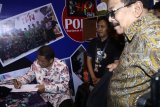 Menteri Komunikasi dan Informatika (Menkominfo), Rudiantara (kiri) Gubernur Jatim Soekarwo (kanan) didampingi Ketua Pokja Wartawan Pemprov Jawa Timur, Fiqih Arfani (tengah) mengunjungi stand seusai membuka pameran karya pers dan teknologi informasi di Grand City Mall Surabaya, Jawa Timur, Kamis (7/2/2019). Pameran ini merupakan rangkaian kegiatan peringatan Hari Pers Nasional (HPN) 2019 yang bertujuan untuk memberikan informasi kepada masyarakat bahwa para wartawan punya standarisasi mutu dalam berkarya. Antara Jatim/Umarul Faruq/ZK.