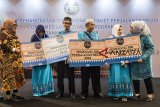 Direktur Operasional Bank bjb Fermiyanti (kanan) didampingi Direktur Konsumer Suartini (kiri) berbincang dengan perwakilan penerima paket perjalanan religi saat pelepasan keberangkatan pemenang perjalanan religi Consumer Loan Loyalty Program Bank Bjb Tahun 2018 di Bandung, Jawa Barat, Jumat (8/2/2019). Sebanyak 198 penerima paket perjalanan religi Bank bjb diberangkatkan melaksanakan ibadah umrah di tanah suci Mekkah. ANTARA JABAR/M Agung Rajasa/agr. 