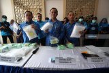 Kepala Badan Narkotika Nasional (BNN) Komjen Pol Heru Winarko (tengah), Direktur Tindak Pidana Pencucian Uang (TPPU) BNN Brigjen Pol Bahagia Dachi (keempat kanan) dan Kepala BNN Provinsi Jawa Timur Brigjen Pol Bambang Budi Santoso (ketiga kiri) menunjukkan barang bukti saat ungkap kasus narkoba jenis sabu di Surabaya, Jawa Timur, Jumat (8/2/2019). BNN menangkap tujuh orang tersangka berinisial AD (39), ER (33), F (35), HL (44), I (55), HN (31) dan WS (23) dan mengamankan barang bukti narkotika jenis sabu seberat 18,3 kilogram yang dibeli dari Malaysia melalui Dumai, Provinsi Riau untuk diedarkan ke Madura. Antara Jatim/Moch Asim/ZK.