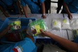 Petugas BNN menata barang bukti saat ungkap kasus narkoba jenis sabu di Surabaya, Jawa Timur, Jumat (8/2/2019). BNN menangkap tujuh orang tersangka berinisial AD (39), ER (33), F (35), HL (44), I (55), HN (31) dan WS (23) dan mengamankan barang bukti narkotika jenis sabu seberat 18,3 kilogram yang dibeli dari Malaysia melalui Dumai, Provinsi Riau untuk diedarkan ke Madura. Antara Jatim/Moch Asim/ZK.