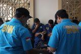 Petugas BNN menunjukkan tersangka beserta barang bukti saat ungkap kasus narkoba jenis sabu di Surabaya, Jawa Timur, Jumat (8/2/2019).BNN menangkap tujuh orang tersangka berinisial AD (39), ER (33), F (35), HL (44), I (55), HN (31) dan WS (23) dan mengamankan barang bukti narkotika jenis sabu seberat 18,3 kilogram yang dipesan dari Dumai, Provinsi Riau untuk diedarkan ke Madura. Antara Jatim/Moch Asim/ZK.
