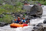 Wisatawan berpetualang arung jeram mengarungi sungai X Badeng di Songgon, Banyuwangi,Jawa Timur, Jumat (8/2/2019). Wisata Arung Jeram di Sungai X Badeng kembali beroperasi, setelah sebelumnya terganggu akibat tanah longsor di Gunung Pendil yang mengakibatkan pendangkalan debit air di sungai itu. Antara Jatim/Budi Candra Setya/ZK.