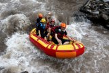 Wisatawan berpetualang arung jeram mengarungi sungai X Badeng di Songgon, Banyuwangi,Jawa Timur, Jumat (8/2/2019). Wisata Arung Jeram di Sungai X Badeng kembali beroperasi, setelah sebelumnya terganggu akibat tanah longsor di Gunung Pendil yang mengakibatkan pendangkalan debit air di sungai itu. Antara Jatim/Budi Candra Setya/ZK.