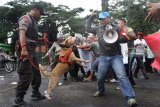 Personel Unit K-9 Polres Malang berusaha menghalau massa dalam Simulasi Gabungan Pengamanan Pemilu 2019 di lapangan Rampal, Malang, Jawa Timur, Jumat (8/2/2019). Simulasi tersebut dilakukan untuk melatih kesiapsiagaan personel TNI, Polri dan Pemadam Kebakaran dalam mengantisipasi aksi massa saat Pemilu 2019. Antara Jatim/Ari Bowo Sucipto/ZK.