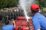 Personel Pemadam Kebakaran menyemprotkan air untuk menghalau massa dalam Simulasi Gabungan Pengamanan Pemilu 2019 di lapangan Rampal, Malang, Jawa Timur, Jumat (8/2/2019). Simulasi tersebut dilakukan untuk melatih kesiapsiagaan personel TNI, Polri dan Pemadam Kebakaran dalam mengantisipasi aksi massa saat Pemilu 2019. Antara Jatim/Ari Bowo Sucipto/ZK.