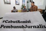 Komisioner Komnas HAM Amiruddin al Rahab (kanan) didampingi Ketua Aliansi Jurnalis Independen (AJI) Abdul Manan (tengah), dan Ketua YLBHI Asfinawati (kiri) memberikan paparan saat diskusi publik di Kantor Komnas HAM, Jakarta, Jumat (8/2/2019). Diskusi tersebut membahas tentang remisi pembunuh jurnalis dalam perspektif HAM. ANTARA FOTO/Rivan Awal Lingga/nym
