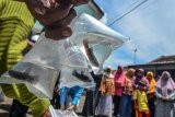 Petugas gabungan Dinas Pertanian dan Perikanan, Badan Karantina Ikan Bandung serta Dinas Kesehatan, membagikan ikan cupang gratis kepada warga untuk mengantisipasi jentik nyamuk di Perum Kota Baru, Cibeurem, Kota Tasikmalaya, Jawa Barat, Jumat (8/2/2019). Dinas Kesehatan Kota Tasikmalaya mencatat 64 warga positif terjangkit Demam Berdarah Dengue (DBD) diantaranya lima orang meninggal dunia akibat virus yang ditularkan nyamuk Aedes Aegypti. (ANTARA FOTO)