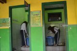 Siswa Jumantik melakukan pemberantasan jentik di dalam bak mandi SMPN 2 Jombang, Jawa Timur, Jumat (8/2/2019). Pemerintah Kabupaten Jombang mencanangkan gerakan bersama pemberantasan sarang nyamuk (PSN), untuk memutus perkembang biakan nyamuk Aedes Aegypti penyebab demam berdarah dengue (DBD) yang mewabah di Jombang. Antara Jatim/Syaiful Arif/ZK.