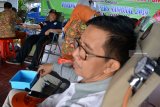 Warga mengikuti donor darah yang digelar Persatuan Wartawan Indonesia (PWI) Jombang, Jawa Timur di Alun-alun, Jumat (8/2/2019). Bakti sosila donor darah tersebut merupakan rangkaian peringatan Hari Pers Nasional 2019 di Jombang. Antara Jatim/Syaiful Arif/ZK.