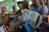Warga mengikuti donor darah yang digelar Persatuan Wartawan Indonesia (PWI) Jombang, Jawa Timur di Alun-alun, Jumat (8/2/2019). Bakti sosila donor darah tersebut merupakan rangkaian peringatan Hari Pers Nasional 2019 di Jombang. Antara Jatim/Syaiful Arif/ZK.