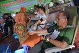 Warga mengikuti donor darah yang digelar Persatuan Wartawan Indonesia (PWI) Jombang, Jawa Timur di Alun-alun, Jumat (8/2/2019). Bakti sosila donor darah tersebut merupakan rangkaian peringatan Hari Pers Nasional 2019 di Jombang. Antara Jatim/Syaiful Arif/ZK.