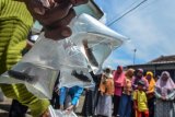 Petugas gabungan Dinas Pertanian dan Perikanan, Badan Karantina Ikan Bandung serta Dinas Kesehatan, membagikan ikan cupang gratis kepada warga untuk mengantisipasi jentik nyamuk di Perum Kota Baru, Cibeurem, Kota Tasikmalaya, Jawa Barat, Jumat (8/2/2019). Dinas Kesehatan Kota Tasikmalaya mencatat 64 warga positif terjangkit Demam Berdarah Dengue (DBD) diantaranya lima orang meninggal dunia akibat virus yang ditularkan nyamuk Aedes Aegypti. ANTARA FOTO/Adeng Bustomi/nym.