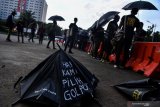 Aktivis Jaringan Solidaritas Korban untuk Keadilan (JSKK) menggelar aksi Kamisan ke-573 di depan Istana Merdeka, Jakarta, Kamis (7/2/2019). Dalam aksi yang bertepatan dengan 30 tahun peristiwa Talangsari Lampung tersebut, JSKK meminta Presiden Joko Widodo segera menuntaskan kasus pelanggaran HAM di masa lalu itu. (ANTARA FOTO)