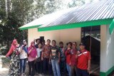 Tanjung (Antaranews.Kalsel) -  Program bedah rumah atau rehabilitasi rumah tidak layak huni di Desa Burum Kecamatan Bintang Ara, Kabupaten Tabalong melibatkan anggota Babinsa dari Kodim 1008/Tanjung,  pekerja sosial masyarakat dan  fasilitator sistem layanan terpadu.   Di Desa Burum tahun ini ada dua buah yang mendapat bantuan bedah rumah dari Kemensos. Foto Antatanews.Kalsel/herlina lasmianti