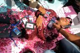 Sejumlah wartawan melakukan aksi teatrikal menabur bunga di atas alat peliputan saat menggelar aksi unjukrasa dalam rangka peringatan Hari Pers Nasional (HPN) 2019 ,di Blitar, Jawa Timur, Sabtu (9/2). Dalam aksinya, sejumlah wartawan yang tergabung dalam Persatuan Wartawan Indonesia (PWI) Blitar Raya tersebut menuntut Presiden RI Joko Widodo mencabut remisi terhadap terpidana pembunuh wartawan Radar Bali almarhum AA. Prabangsa. Antara Jatim/Irfan Anshori/ZK.