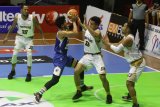 Pebasket Prawira Bandung, Reza Guntara (dua dari kiri) berusaha menerobos hadangan tiga pebasket Bima Perkasa Yogyakarta dalam pertandingan Indonesia Basketball League (IBL) Seri VII di GOR Bimasakti, Malang, Jawa Timur, Sabtu (9/2/2019). Bima Perkasa Yogyakarta menang atas Prawira Bandung dengan skor akhir 78-71. Antara Jatim/Ari Bowo Sucipto/ZK.