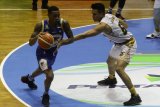 Pebasket Bima Perkasa Yogyakarta, Galank Gunawan (kanan) berusaha merebut bola dari tangan pebasket Prawira Bandung, Williams Delarian (kiri) dalam pertandingan Indonesia Basketball League (IBL) Seri VII di GOR Bimasakti, Malang, Jawa Timur, Sabtu (9/2/2019). Bima Perkasa Yogyakarta menang atas Prawira Bandung dengan skor akhir 78-71. Antara Jatim/Ari Bowo Sucipto/ZK.