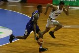 Pebasket Bima Perkasa Yogyakarta, Galank Gunawan (kanan) berusaha mengejar pebasket Prawira Bandung, Williams Delarian (kiri) dalam pertandingan Indonesia Basketball League (IBL) Seri VII di GOR Bimasakti, Malang, Jawa Timur, Sabtu (9/2/2019). Bima Perkasa Yogyakarta menang atas Prawira Bandung dengan skor akhir 78-71. Antara Jatim/Ari Bowo Sucipto/ZK.