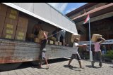 Pekerja mengangkut logistik Pemilu 2019 yang baru tiba di kantor KPU Kota Denpasar, Bali, Sabtu (9/2/2019). KPU Kota Denpasar menerima sebanyak 473.415 surat suara Pemilu untuk pemilihan anggota DPR RI sedangkan surat suara untuk pemilihan anggota DPRD Kota Denpasar, DPRD Provinsi Bali, DPD RI dan Pemilihan Presiden/Wakil Presiden masih dalam pengiriman bertahap. ANTARA FOTO/Nyoman Hendra Wibowo/nym