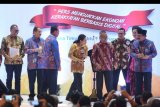 Ketua umum PWI Pusat Atal Sembiring Depari (keempat kanan) memberi anugerah penghargaan kepada Menteri BUMN Rini Soemarno (tengah), Menteri Pariwisata Arief Yahya (kedua kiri), Menteri Perhubungan Budi Karya Sumadi (ketiga kiri) dan Gubernur Jawa Timur Soekarwo serta Direktur Pemberitaan Perum LKBN Antara Akhmad Munir (kiri) saat puncak perayaan Hari Pers Nasional (HPN) di Surabaya, Jawa Timur, Sabtu (9/2/2019). Perayaan HPN 2019 tersebut mengangkat tema 'Pers Menguatkan Ekonomi Kerakyatan Berbasis Digital'. ANTARA FOTO/Zabur Karuru/nym.