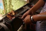 Juru masak membakar durian di rumah makan durian Dusun Sumber, Desa Wonosalam, Jombang, Jawa Timur, Sabtu (9/2/2019). Durian bakar khas Wonosalam tersebut dijual Rp 7.500 per porsi. Antara Jatim/Syaiful Arif/ZK.