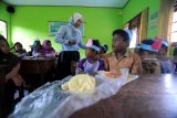 Relawan menjelaskan cara pembuatan kue saat Kelas Inspirasi 'Karimata Mengajar' di SDN Akor 1, Pamekasan, Jawa Timur, Sabtu (9/2/2019). Kelas inspirasi yang diikuti  relawan dari berbagai profesi itu untuk  memotivasi siswa dalam menggapai cita-citanya. Antara Jatim/Saiful Bahri/ZK.