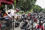 Pebalap Moto GP Marc Marquez berkeliling kota Bandung menggunakan Bandros (Bandung Tour on Bus) di Bandung, Jawa Barat, Sabtu (9/2/2019). Marc Marquez datang ke Bandung usai menjalani tes pramusim MotoGP di Sepang, Malaysia. ANTARA JABAR/Jessica/agr.