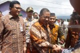 Menteri Koordinator Perekonomian, Darmin Nasution (kanan) didampingi Direktur Mikro dan Kecil Bank BRI, Priyastomo (kiri) meninjau stand peternak sapi perah dalam Penyaluran Kredit Usaha Rakyat (KUR)  Peternakan Rakyat di Lapangan Pandesari, Pujon, Malang, Jawa Timur, Sabtu (9/2/2019). Pihak BRI mencatat, penyaluran KUR untuk peternak hingga bulan Januari 2019 telah mencapai Rp. 4,2 Triliun yang mencakup peternak sapi di wilayah Jawa Timur, Jawa Tengah, Sulawesi Selatan dan Lampung. Antara Jatim/Ari Bowo Sucipto/ZK.