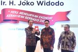 Presiden Joko Widodo (kiri) didampingi Ketua Dewan Pers Yosep Adi Prasetyo (tengah) dan Penanggung jawab HPN 2019 Margiono (kanan) menunjukan medali kemerdekaan pers saat puncak peringatan Hari Pers Nasional (HPN) di Surabaya, Jawa Timur, Sabtu (9/2/2019). Peringatan HPN 2019 tersebut mengangkat tema 'Pers Menguatkan Ekonomi Kerakyatan Berbasis Digital'. Antara Jatim/Zabur Karuru