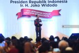 Presiden Joko Widodo (kiri) memberikan sambutan saat puncak peringatan Hari Pers Nasional (HPN) di Surabaya, Jawa Timur, Sabtu (9/2/2019). Peringatan HPN 2019 tersebut mengangkat tema 'Pers Menguatkan Ekonomi Kerakyatan Berbasis Digital'. Antara Jatim/Zabur Karuru