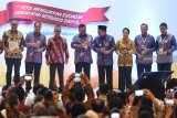 Ketua umum PWI Atal Sembiring Depari (ketiga kiri) menyaksikan Menteri BUMN Rini Soemarno (ketiga kanan), Menteri Pariwisata Arief Yahya (kedua kiri), Menteri Perhubungan Budi Karya Sumadi (kedua kanan), Ketua DPD Oesman Sapta Odang (tengah), Gubernur Jawa Timur Soekarwo (keempat kanan) dan Gubernur Sumatera Barat Irwan Prayitno (ketiga kiri) serta Direktur Pemberitaan Perum LKBN Antara Akhmad Munir (kiri) menunjukan anugerah penghargaan yang diterimanya saat puncak peringatan Hari Pers Nasional (HPN) di Surabaya, Jawa Timur, Sabtu (9/2/2019). Peringatan HPN 2019 tersebut mengangkat tema 'Pers Menguatkan Ekonomi Kerakyatan Berbasis Digital'. Antara Jatim/Zabur Karuru