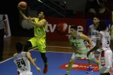 Pebasket Hang Tuah , Abraham Wenas (kiri atas) berusaha memasukkan bola ke dalam jaring setelah lolos dari hadangan pebasket Stapac dalam pertandingan Indonesian Basketball League (IBL) Pertamax Seri VII di GOR Bimasakti, Malang, Jawa Timur, Jumat (8/2/2019). Stapac menaklukkan Hang Tuah dengan skor akhir 78-53. Antara Jatim/Ari Bowo Sucipto/ZK.