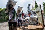 Pekerja mengangkat kantong pupuk bersubsidi di Gudang Lini III Pasir Hayam, Cianjur, Jawa Barat, Jumat (8/2/2019). Direktur Utama Pupuk Indonesia Aas Asikin Idat mengatakan stok pupuk bersubsidi di Jawa Barat mencapai 151.252 ton atau tiga kali lipat dari ketentuan minimum yang ditetapkan Pemerintah, jumlah tersebut terdiri dari 51.968 ton Urea, 54.438 ton NPK, 22.966 ton SP-36, 12.111 ton ZA dan 9.770 ton Organik. ANTARA JABAR/Nurul Ramadhan/agr.