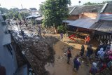 Suasana banjir bandang yang Komplek Jati Endah Regency, Pasir Jati, Cilengkrang, Kabupaten Bandung, Jawa Barat, Minggu (10/2/2019). Banjir bandang yang terjadi akibat jebolnya tanggul penahan air sungai saat hujan deras pada Sabtu (9/2) malam tersebut menyebabkan sekitar tujuh rumah rusak berat dan tiga orang meninggal dunia. ANTARA JABAR/Raisan Al Farisi/agr. 