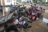 Suasana kendaraan yang rusak akibat banjir bandang yang melanda Pasir Jati, Cilengkrang, Kabupaten Bandung, Jawa Barat, Minggu (10/2/2019). Banjir bandang yang terjadi akibat jebolnya tanggul penahan air sungai saat hujan deras pada Sabtu (9/2) malam tersebut menyebabkan sekitar tujuh rumah rusak berat dan tiga orang meninggal dunia. ANTARA JABAR/Raisan Al Farisi/agr. 