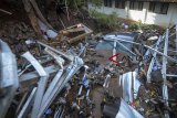 Suasana kendaraan yang rusak tertimpa reruntuhan akibat banjir bandang di Komplek Jati Endah Regency, Pasir Jati, Cilengkrang, Kabupaten Bandung, Jawa Barat, Minggu (10/2/2019). Banjir bandang yang terjadi akibat jebolnya tanggul penahan air sungai saat hujan deras pada Sabtu (9/2) malam tersebut menyebabkan sekitar tujuh rumah rusak berat dan tiga orang meninggal dunia. ANTARA JABAR/Raisan Al Farisi/agr. 