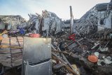 Warga menyelamatkan barang-barangnya saat banjir bandang melanda Komplek Jati Endah Regency, Pasir Jati, Cilengkrang, Kabupaten Bandung, Jawa Barat, Minggu (10/2/2019). Banjir bandang yang terjadi akibat jebolnya tanggul penahan air sungai saat hujan deras pada Sabtu (9/2) malam tersebut menyebabkan sekitar tujuh rumah rusak berat dan tiga orang meninggal dunia. ANTARA JABAR/Raisan Al Farisi/agr. 