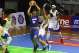 Pebasket Bima Perkasa Yogyakarta, Frida Susanto (tiga dari kanan) berusaha mempertahankan bola dari hadangan pebasket Satria Muda Pertamina dalam pertandingan Indonesia Basketball League (IBL) Seri VII di GOR Bimasakti, Malang, Jawa Timur, Minggu (10/2/2019). Bima Perkasa mengalahkan Satria Muda dengan skor akhir 82-70. Antara Jatim/Ari Bowo Sucipto/ZK.