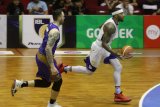 Pebasket Bima Perkasa Yogyakarta, David Atkinson (kiri) berusaha mengejar laju pebasket Satria Muda Pertamina, Michel Vamiga (kanan) dalam pertandingan Indonesia Basketball League (IBL) Seri VII di GOR Bimasakti, Malang, Jawa Timur, Minggu (10/2/2019). Bima Perkasa mengalahkan Satria Muda dengan skor akhir 82-70. Antara Jatim/Ari Bowo Sucipto/ZK.